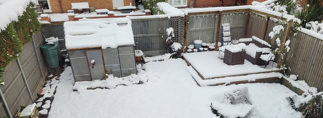 How the UK deals with snow. (with apologies to Scotland and NI)